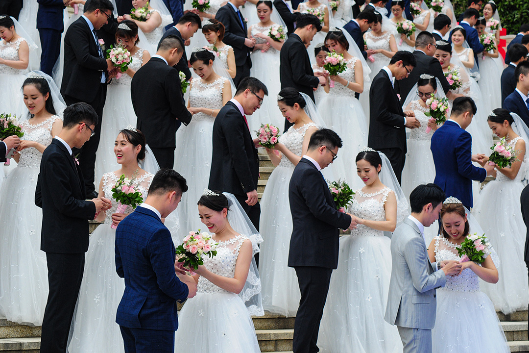 2018年4月21日杭州,新婚夫妇在国际劳工节之前参加集体婚礼。