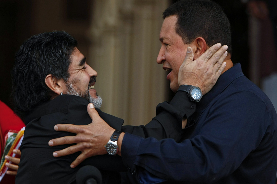 2010年7月22日，阿根廷球星馬勒當拿（Diego Armando Maradona）與委內瑞拉總統雨果·查韋斯（Hugo Chavez）擁抱。