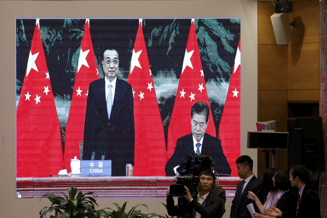 2020年11月15日,區域全面經濟夥伴關係協定(RCEP)簽署儀式採視訊方式,中國商務部長鍾山在總理李克強旁邊簽署協議。
