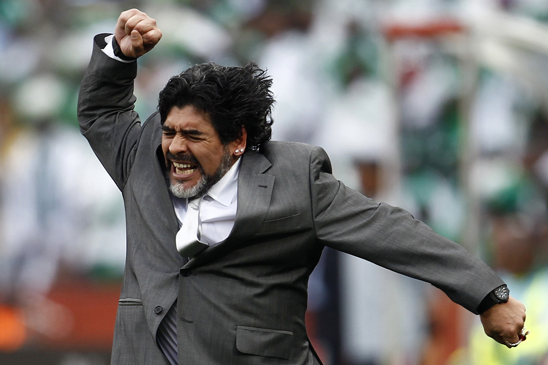 2010年6月12日，阿根廷教練馬勒當拿（Diego Maradona）在約翰內斯堡的埃利斯公園球場舉行世界盃足球比賽中慶祝入球。