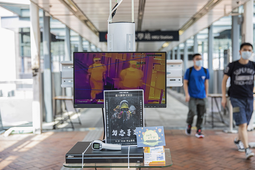 2020年9月22日,示威的同學放下文宣於香港大學入口處,學生進出大學需出示學生證才能通過保安進入校園。