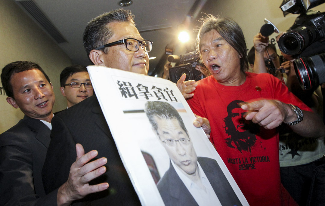 2013年7月25日,立法會議員梁國雄在立法會發展事務特別會議上向發展局局長陳茂波抗議。