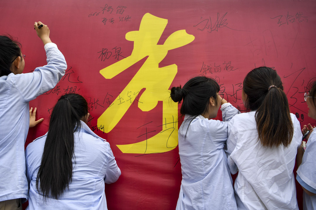 2020年6月29日,昆明市第一中学高三生在全国高考宣誓仪式上签字。