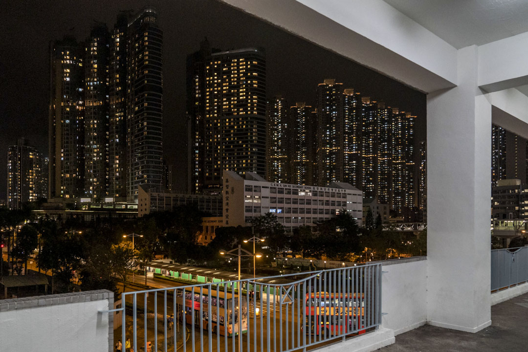 尚德停車場2樓露台。2019年11月3日深夜,周梓樂疑在此處拍攝尚德十字路口的警方防線的照片,並發給朋友。