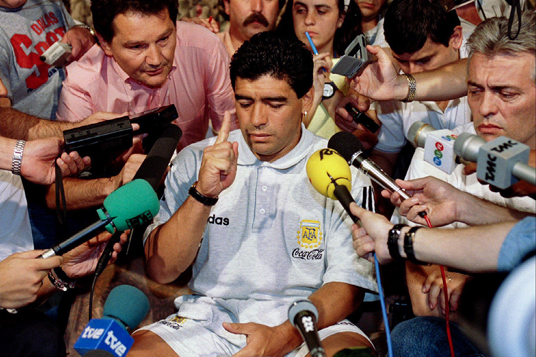 1994年6月30日，阿根廷足球隊隊長馬勒當拿（Diego Maradona）因對禁藥的藥物檢測呈陽性反應，在達拉斯的酒店舉行的新聞發布會上向新聞界發表講話。