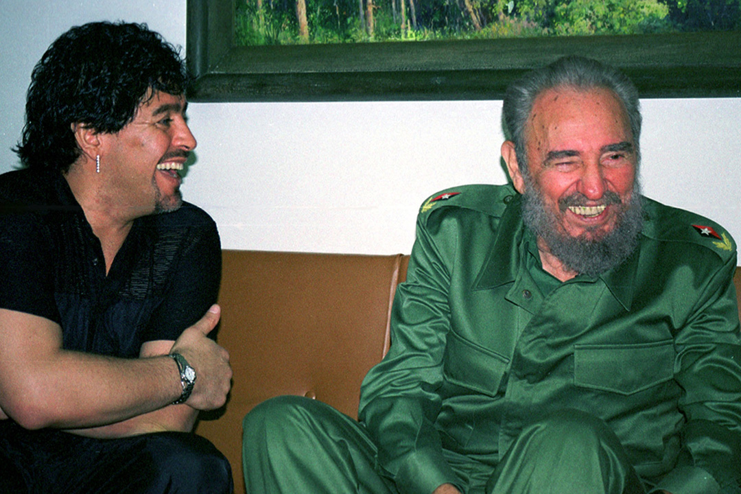 2001年10月29日古巴哈瓦那革命宮，古巴國務委員會主席卡斯特羅（Fidel Castro）與馬勒當拿會面。