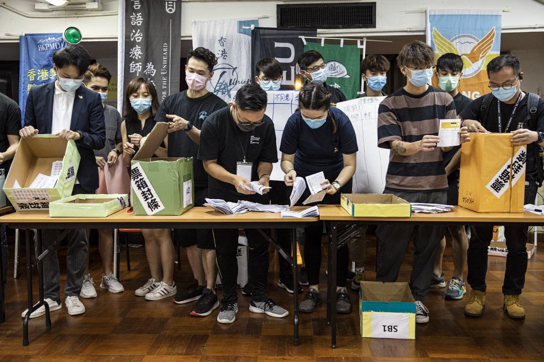 2020年6月20日,全港多个工会及中学生行动筹备平台就罢工罢课与否,发起全港公投,工会成员在点票。