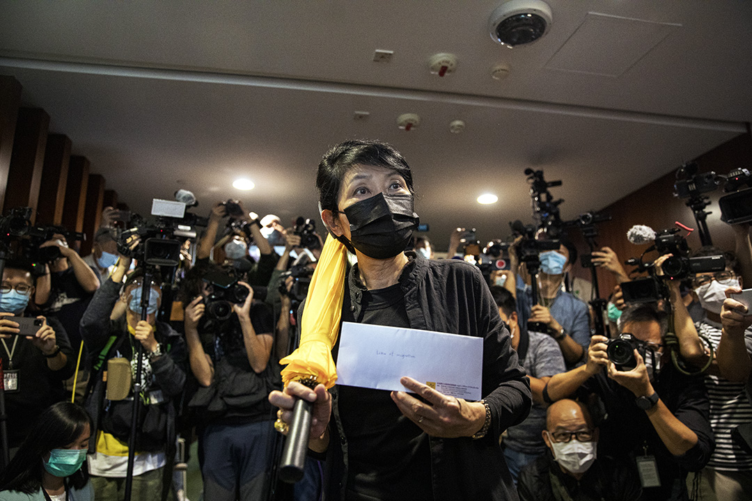 2020年11月12日香港,立法会议员毛孟静带上黄伞拿著辞职信到立法会秘书处辞职。