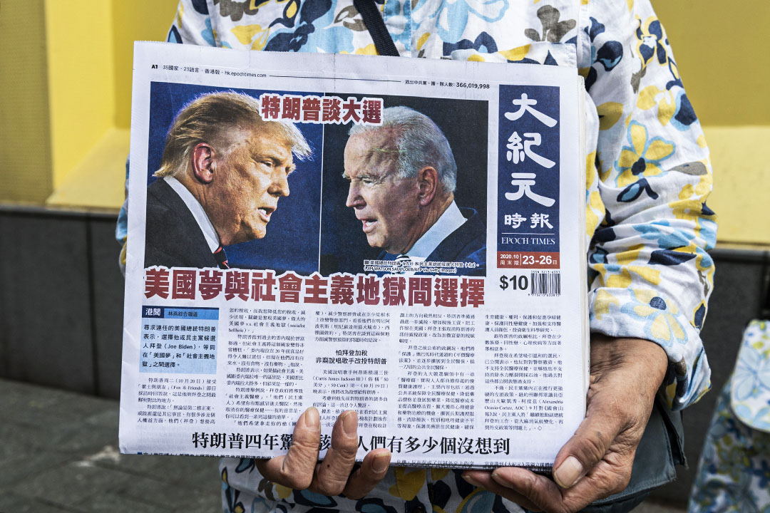 2020年10月23日香港,一名婦女在街頭分發《大紀元》,報紙刊登了唐納德·J·特朗普和喬·拜登之間的美國大選辯論。