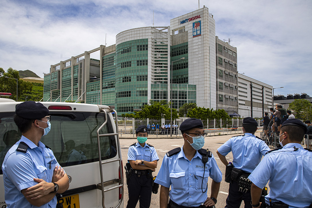 2020年8月10日香港,警察搜查位於將軍澳的蘋果日報大樓,警員在外看守。