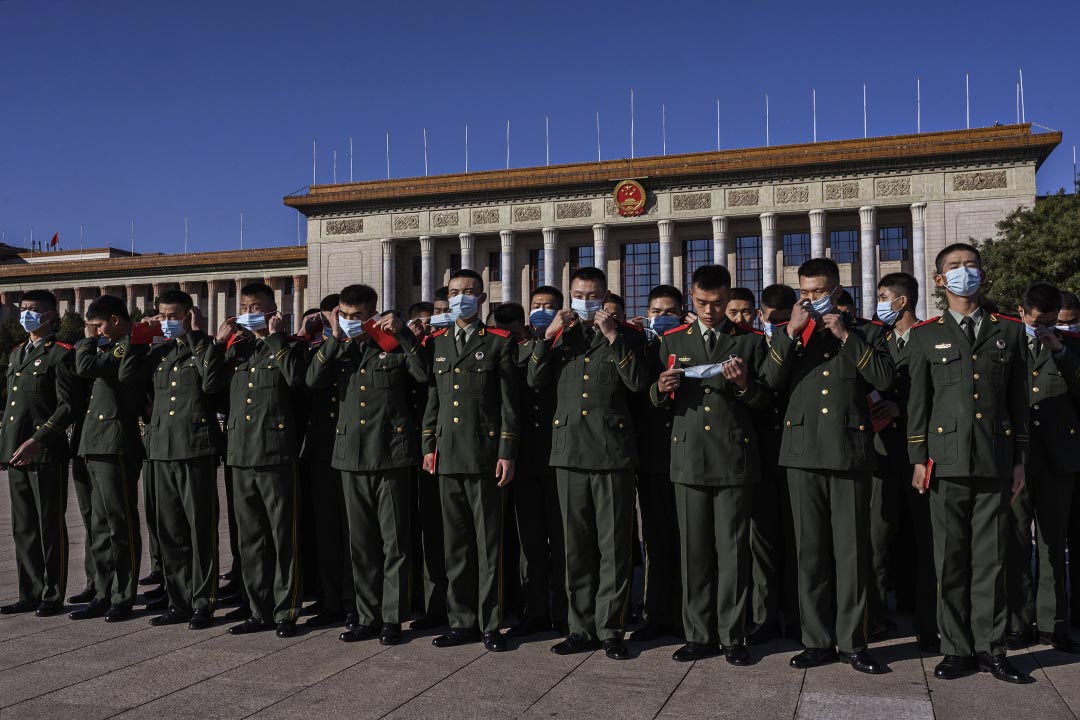 2020年10月23日北京天安門廣場，解放軍在紀念中國人民志願軍抗美援朝出國作戰70週年大會期間戴上防護口罩。 