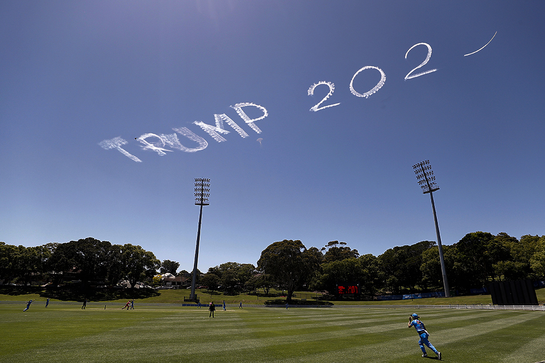 2020年11月15日澳大利亞悉尼,「特朗普2020」的字樣在天空上在女子板球比賽期間。