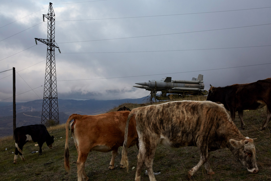 2020年11月13日,两国签订停战协定后,纳戈尔诺-卡拉巴赫(Nagorno-Karabakh)最大城市斯捷潘奈克特(Stepanakert)的一座山边,仍然摆放著一台导弹发射台。
