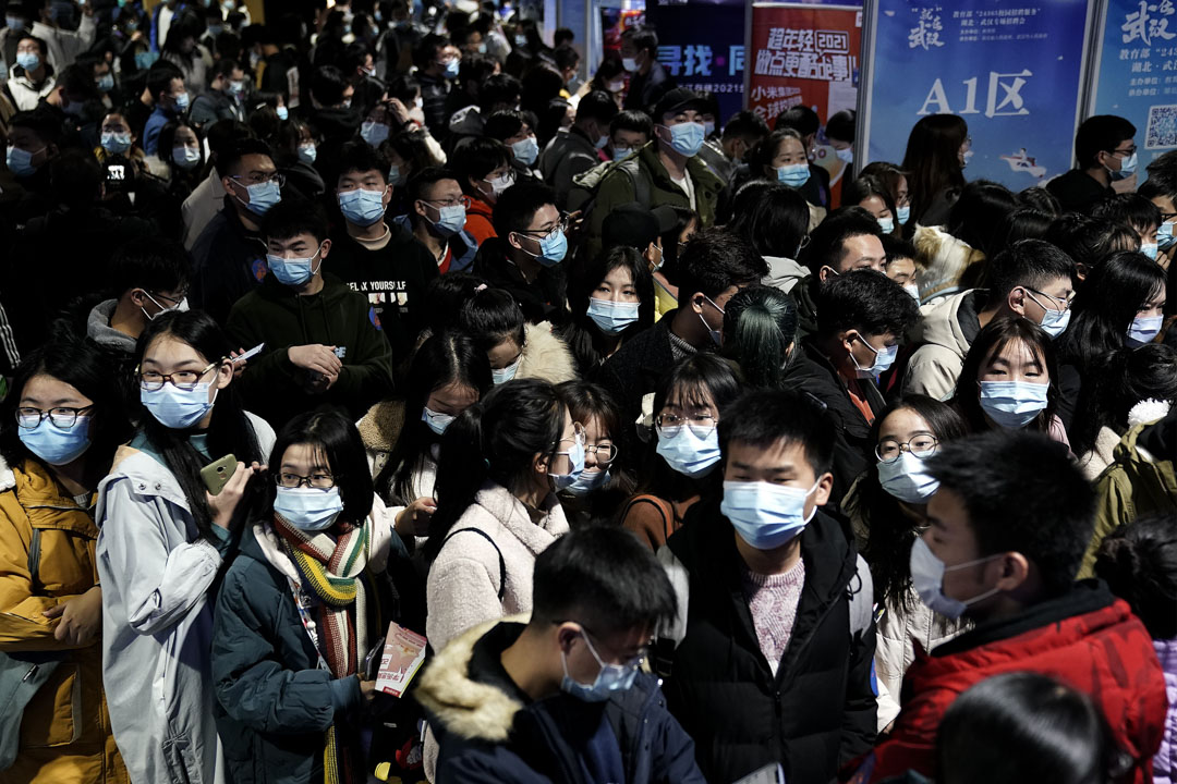 2020年12月2日,不少大學畢業生到武漢紅山體育館舉行招聘會找工作。