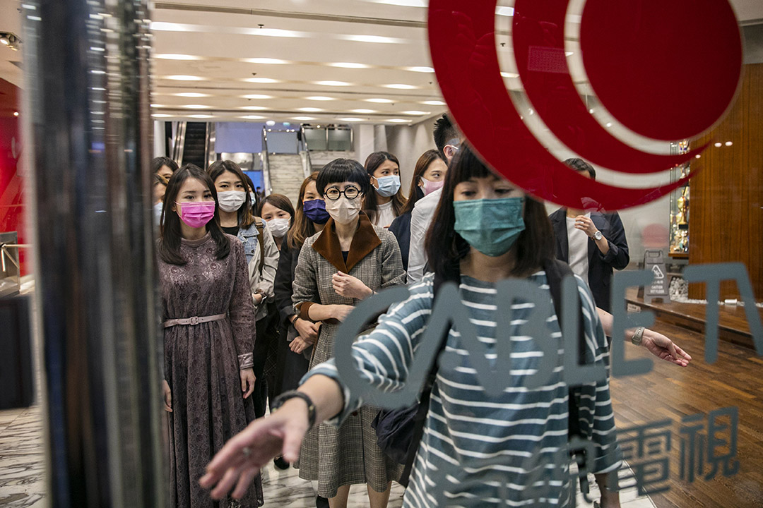 2020年12月1日,有線新聞部突然裁約40人,至傍晚,港聞組全數採訪主任、11 記者集體辭職,其後眾人離開有線電視大樓。