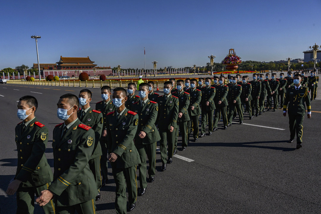 2020年10月23日北京,中国人民解放军士兵戴著口罩走过天安门广场。