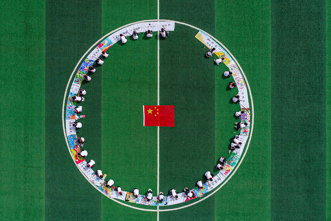 2020年9月29日新疆维吾尔自治区,学生在庆祝中华人民共和国建国的71周年。