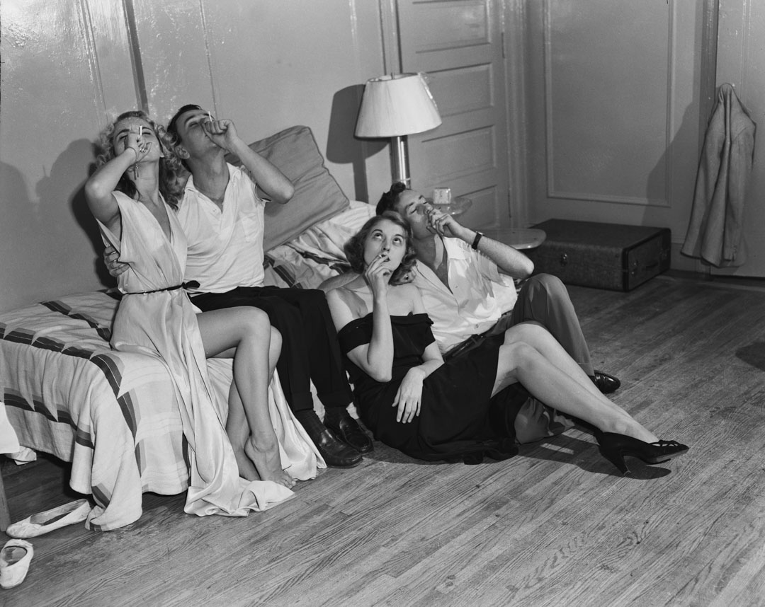 1950年,年轻男女在聚会上抽大麻。