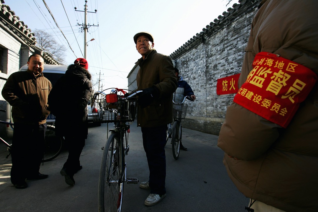 2008年8月,北京,一名戴上紅袖章的監督員在街道上巡邏。