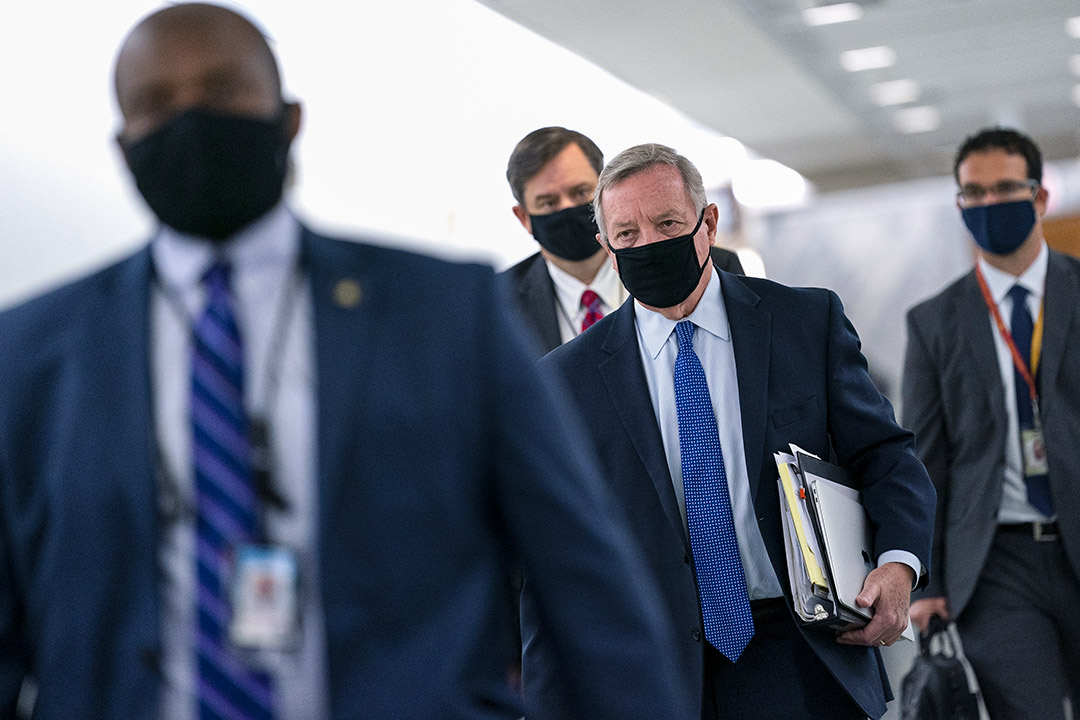 參議員Durbin。