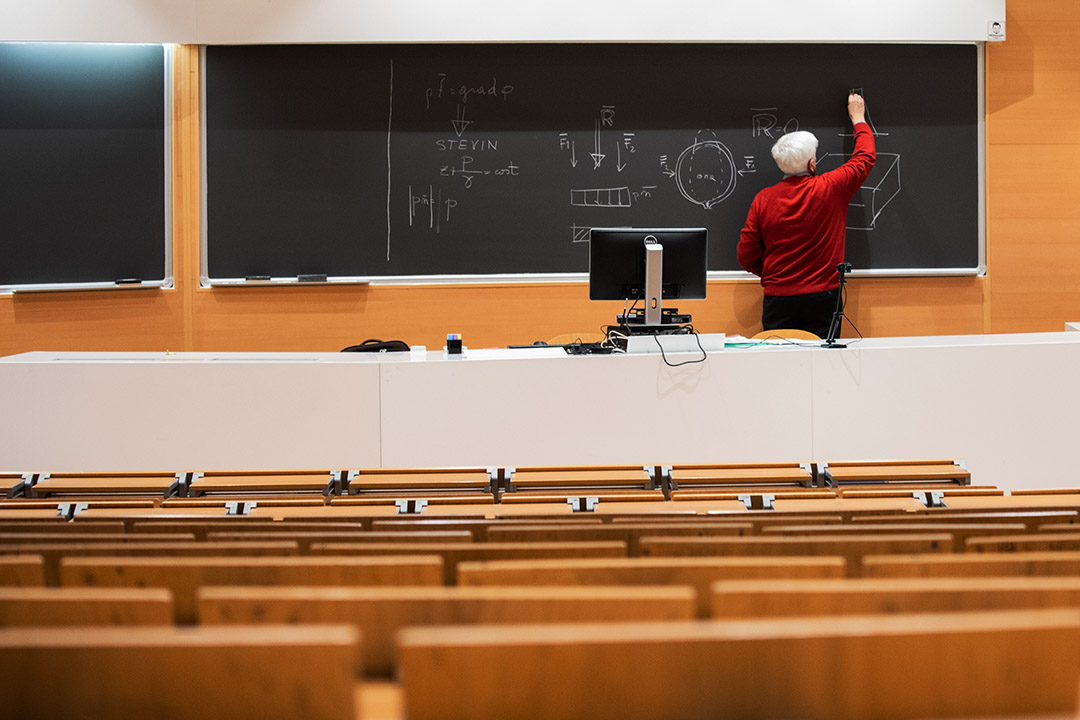 米蘭理工大學,工大學土木工程課程的課堂,老師在線上教學。