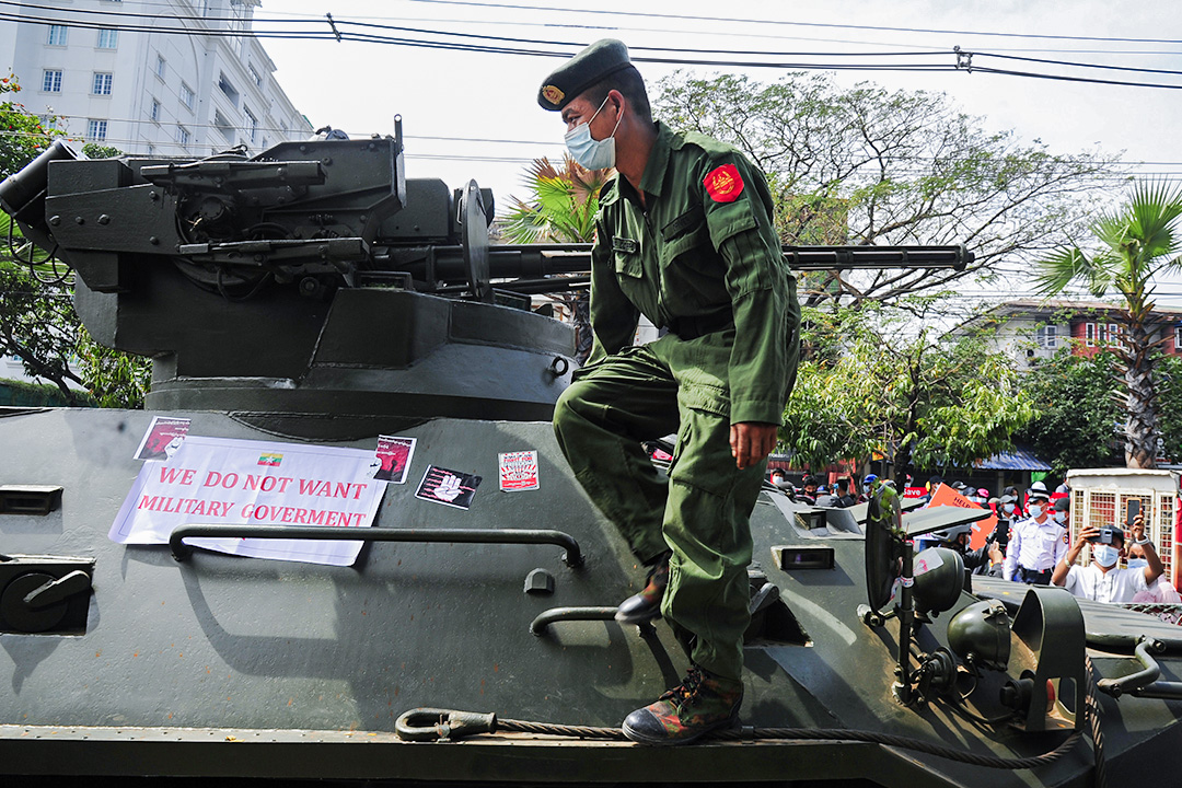 2021年2月15日緬甸仰光,人們聚集起來抗議軍事政變,一名士兵從裝甲車下車。