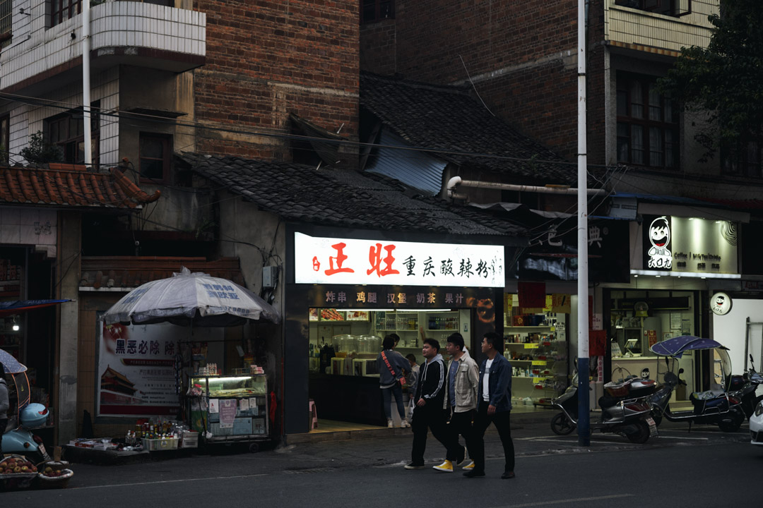 百泉鎮八角亭附近的公園路上,幾家客源寥寥的小吃店還在勉強維持經營。受新冠肺炎疫情影響,獨山的許多餐飲業者在2020年選擇了縮小門面。