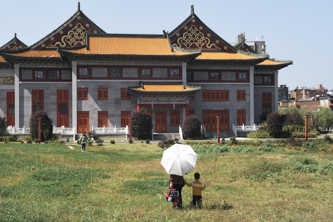 「古風博物館」是潘志立重點打造的毋斂古城景區的組成部分之一,但在2019年正式開館後不久,即被遊客發現其中陳列的「文物」多系贋品,如今長期大門緊閉。