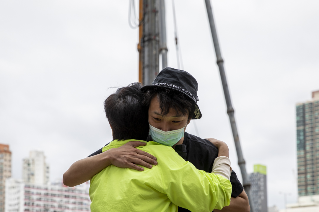 2021年2月28日,民主派初选九龙西参选人黄碧云及岑子杰,下午1时半左右到达油麻地警署准备入内续保报到,期间二人拥抱。