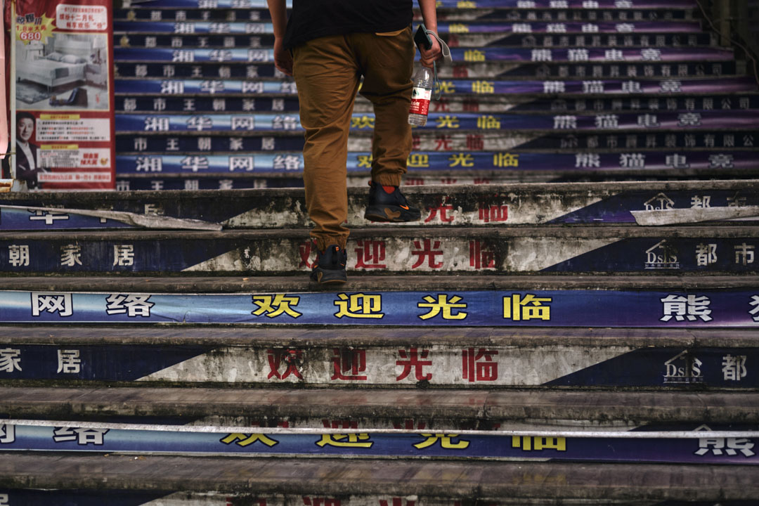 傍晚時分,一名本地青年走向中華北路一處住宅樓群中開設的網咖。