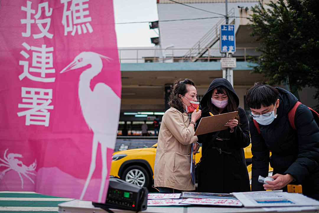 2021年2月28日台灣中壢,志工擺攤呼籲市民支持藻礁公投的連署。