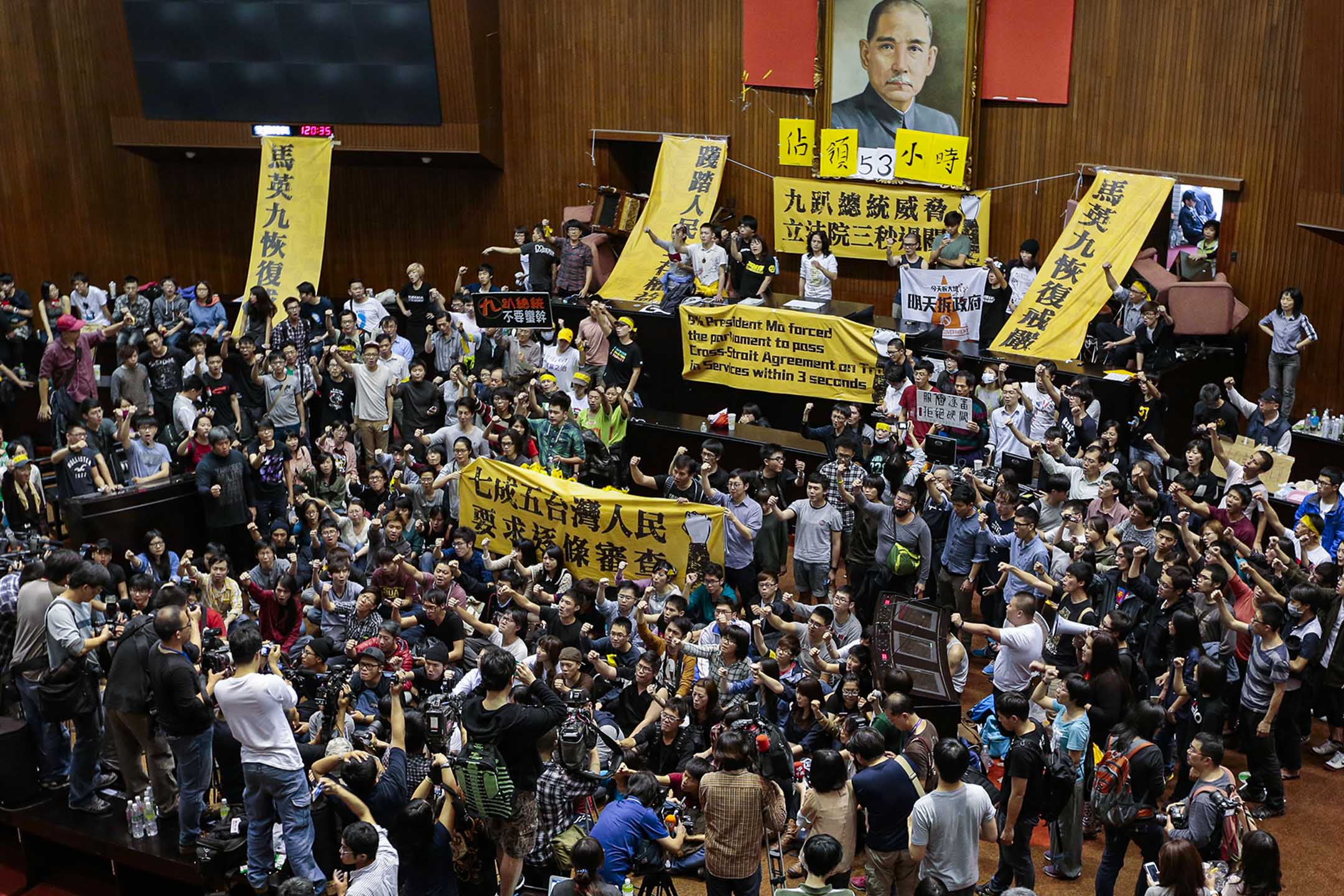 2014年3月19日台北,學生和示威者佔領台灣立法院。