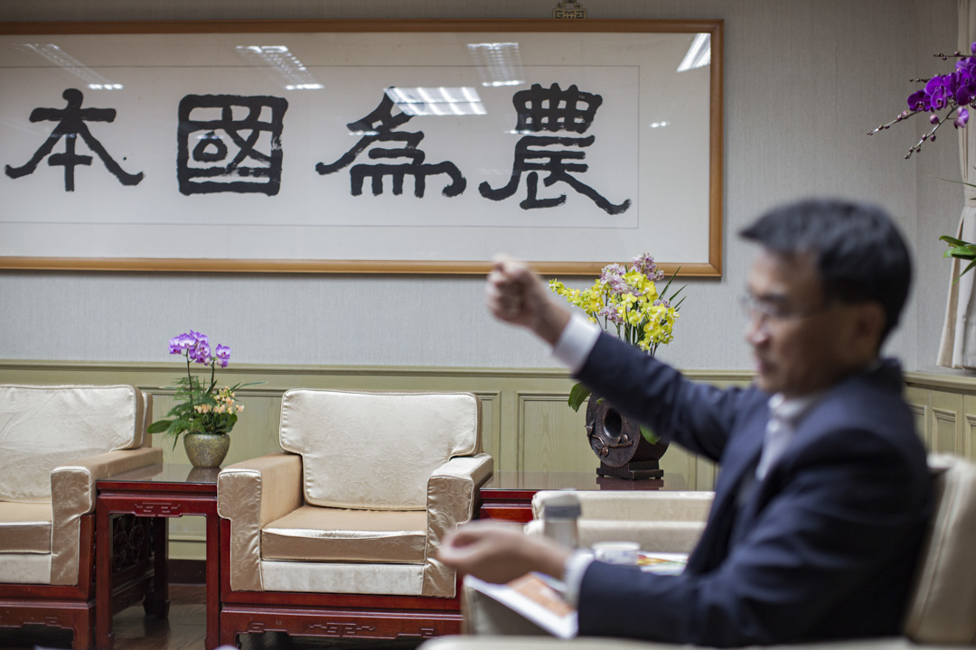 在台灣農委會主委陳吉仲接待賓客的辦公室裡,掛著大大的四個字:農為國本。這是當年前總統李登輝手書,懸掛至今。