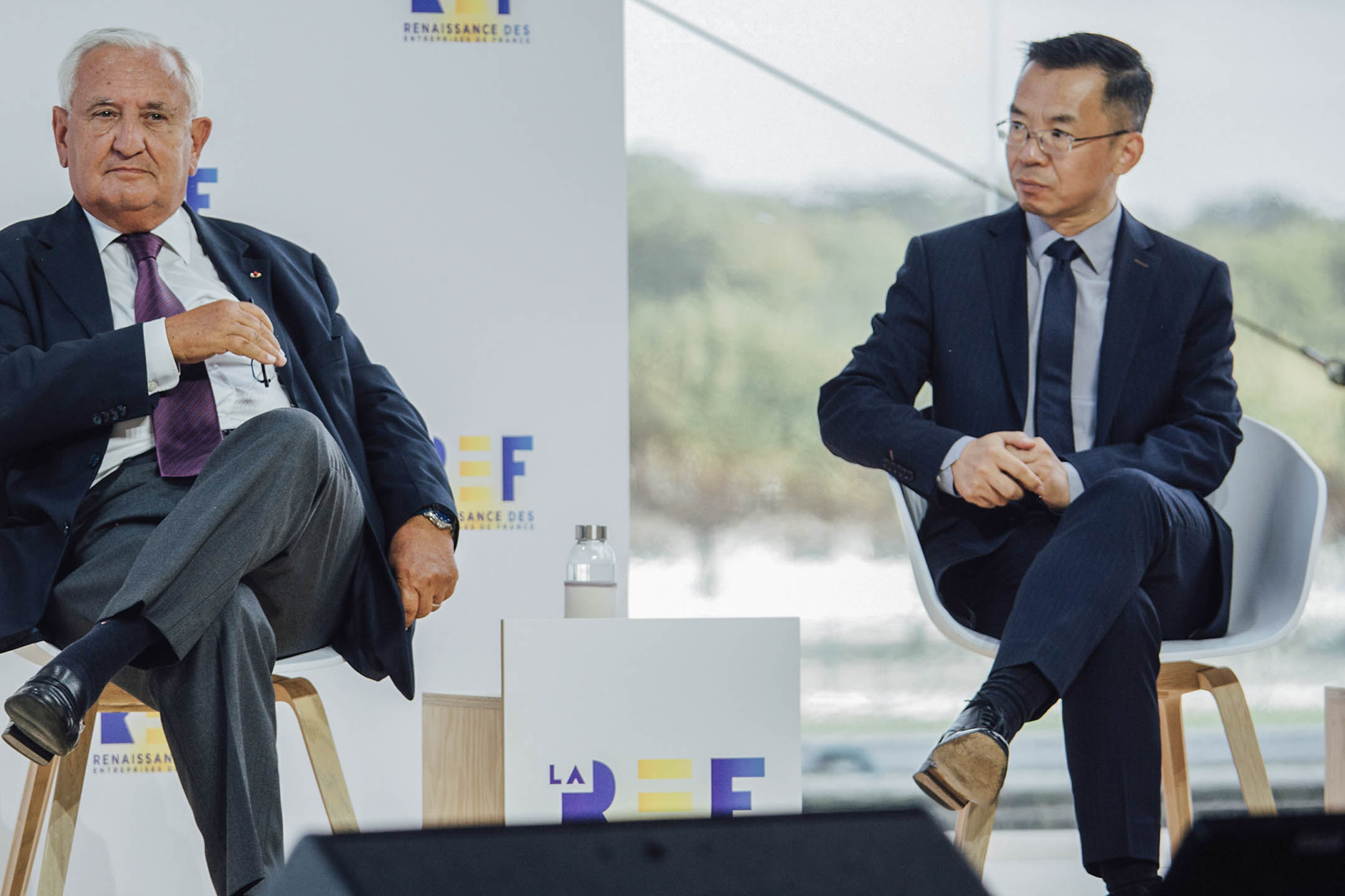 2020年8月26日法國巴黎,法國前總理尚比耶拉法蘭Jean-Pierre Raffarin(左)坐在中國駐法國大使盧沙野(Lu Shaye)旁邊。