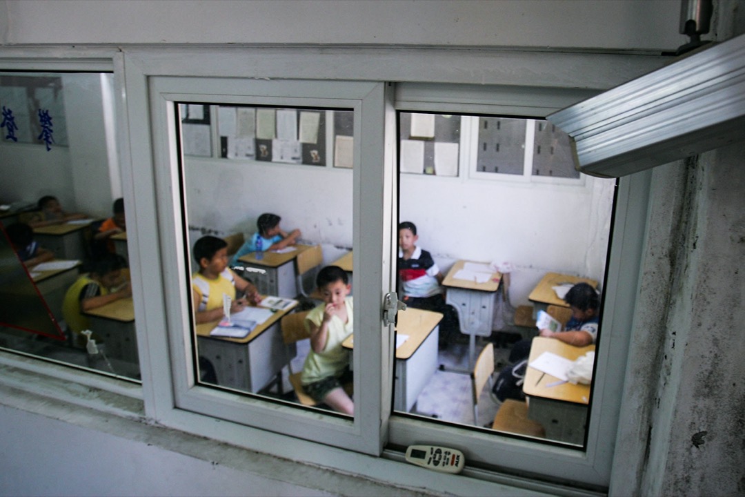 杭州一所学校,课室外有闭路电视拍摄课室内的情况。