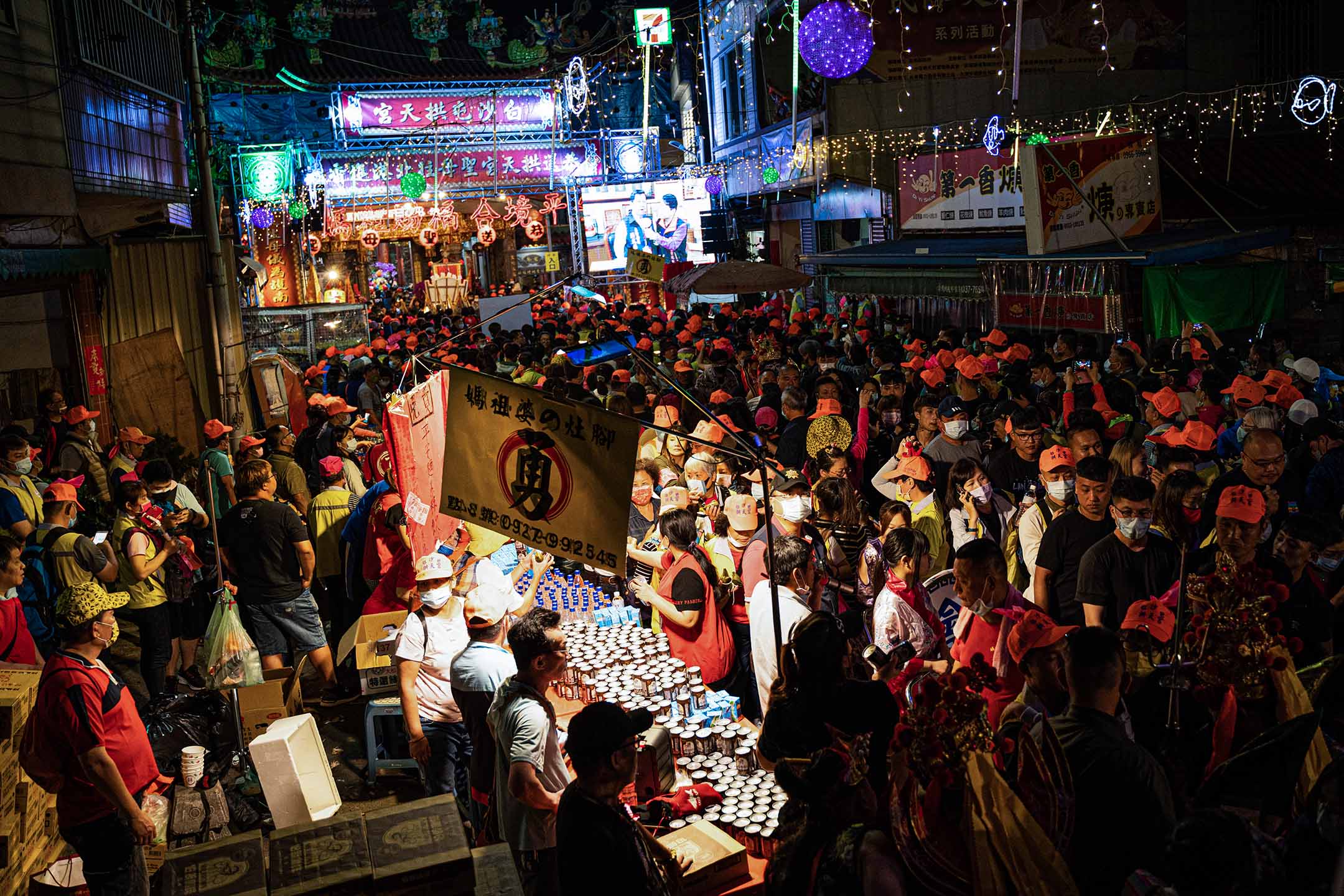 台灣苗栗白沙屯,信眾聚集在拱天宮附近,等待媽祖起駕前往進香。