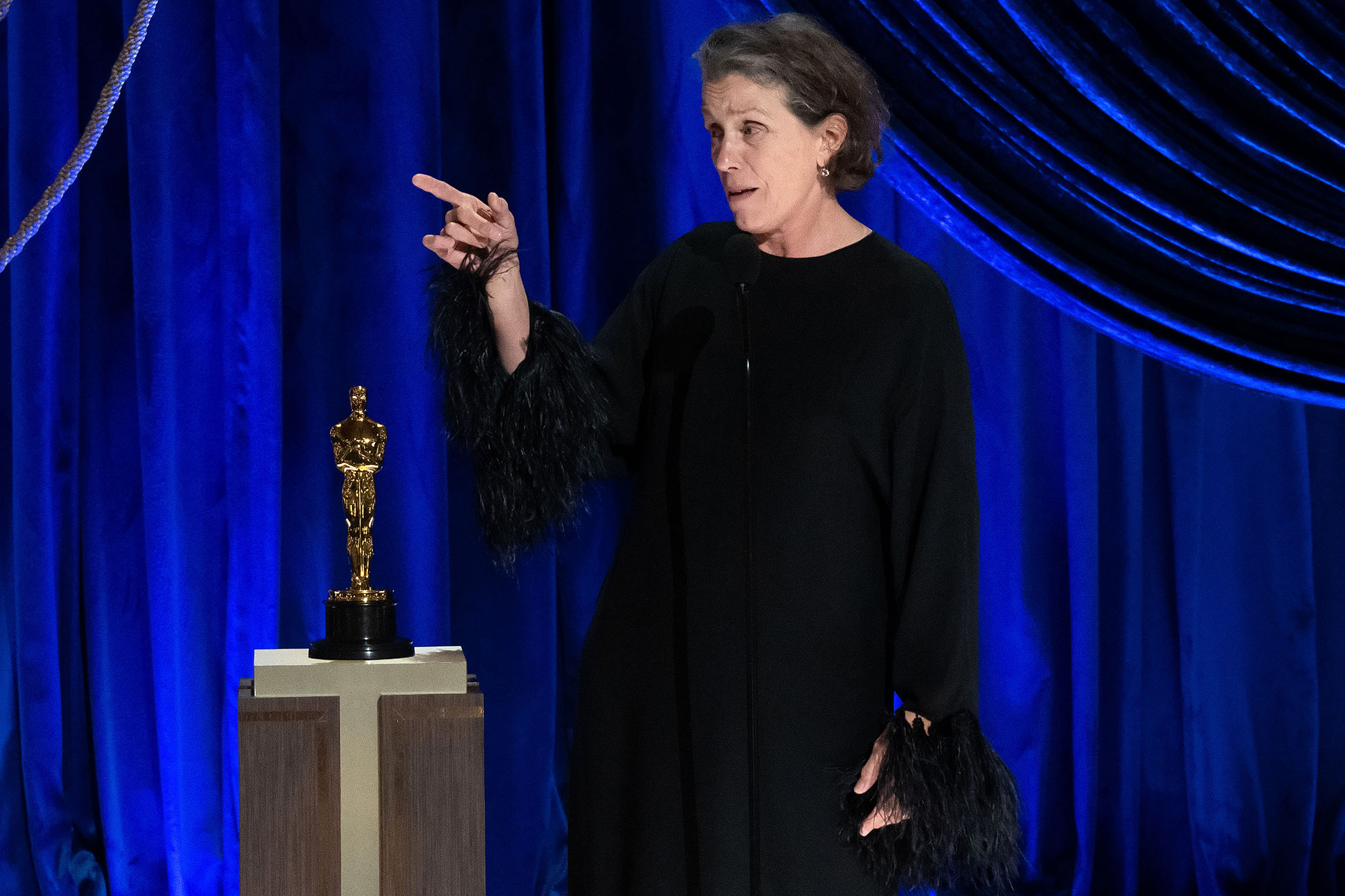 2021年4月25日洛杉磯,法蘭西絲.麥多曼(Frances McDormand)憑《游牧人生》獲奧斯卡最佳女主角獎。
