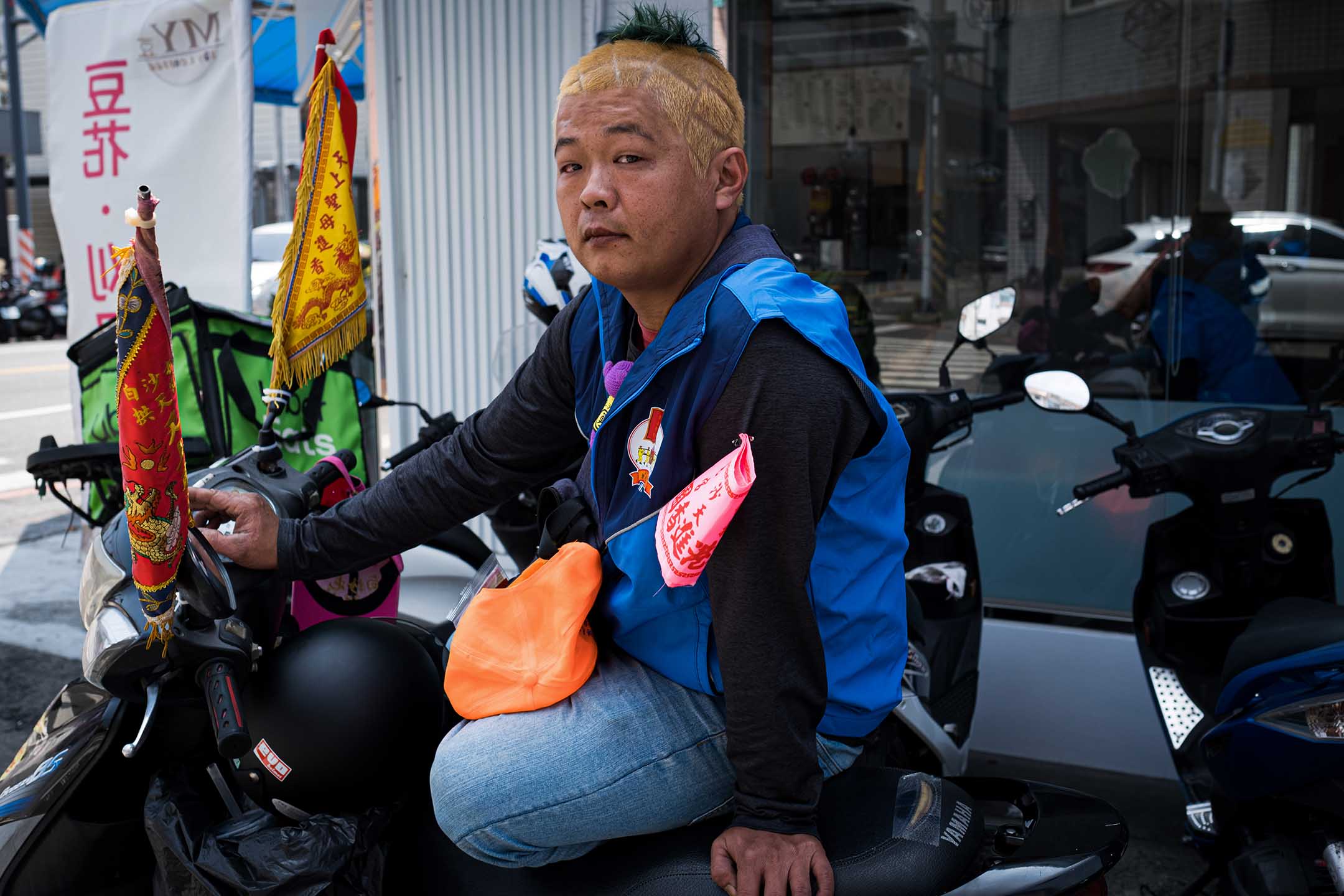 一名信眾在自己的機車上掛了進香旗,參與媽祖進香。