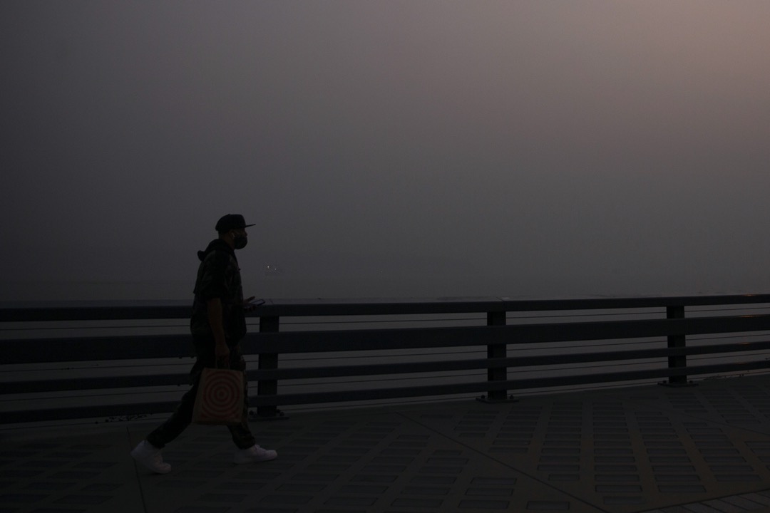 2020年11月,西雅图海傍受邻近的山火影响,现起厚厚的雾霾。
