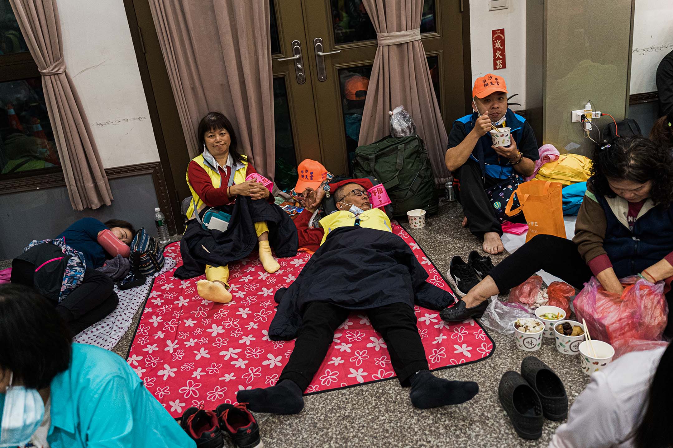 媽祖晚間停駕後,信眾亦會在附近覓地休息。
