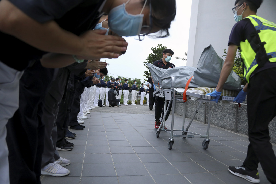 2021年4月2日,台灣台鐵太魯閣號脫軌意外後,慈濟基金會的成員在火車站向轉移中的車禍死者表示悼念敬意。