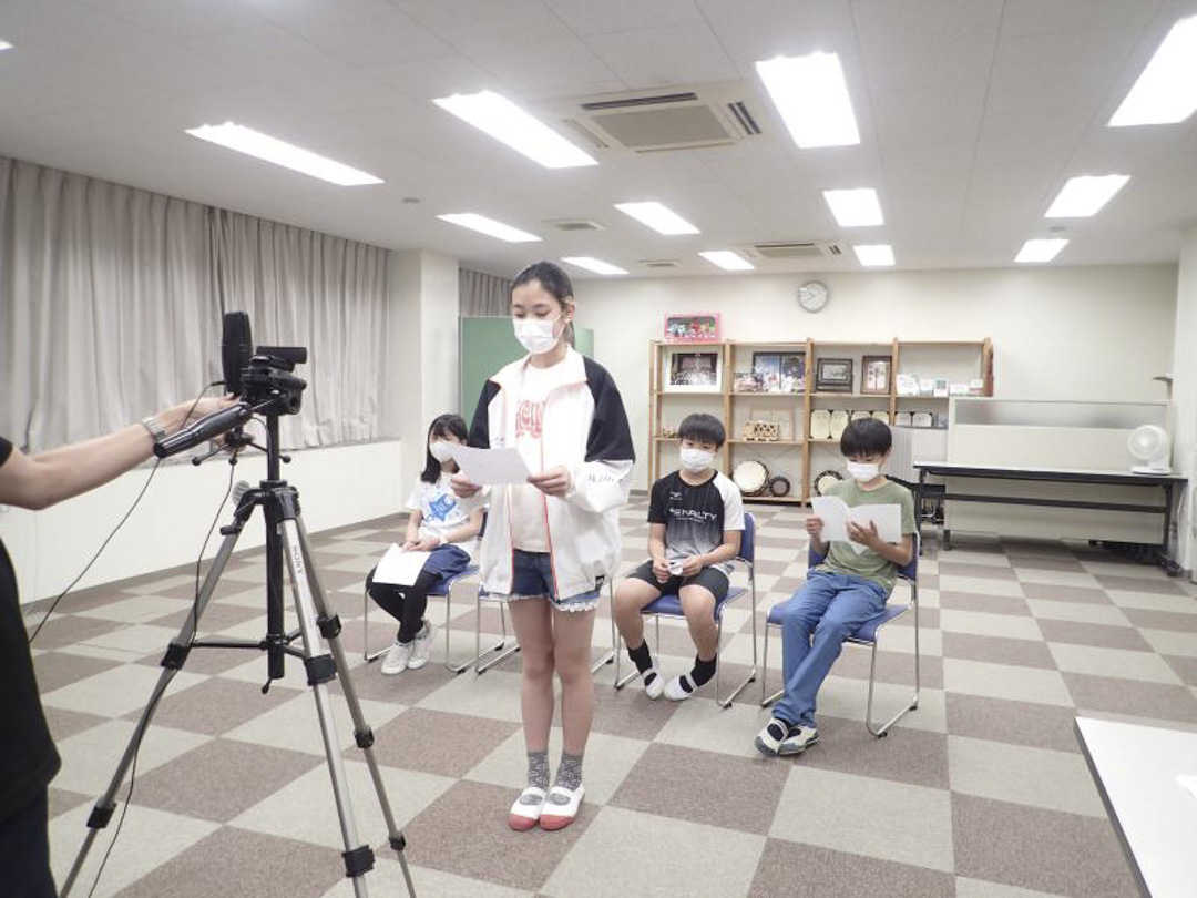 和光小学高年级生举行网上信息发布会,运动会领导解释运动会详情。