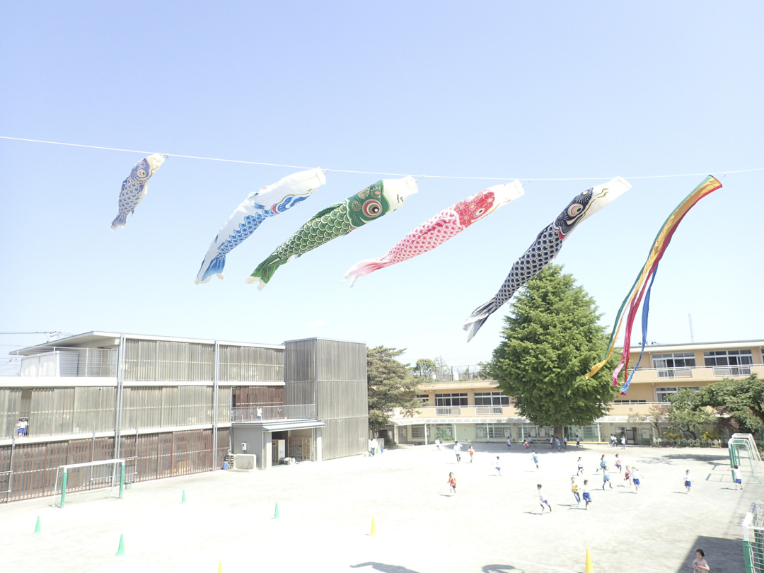 和光小学的学生在操场上踢足球。