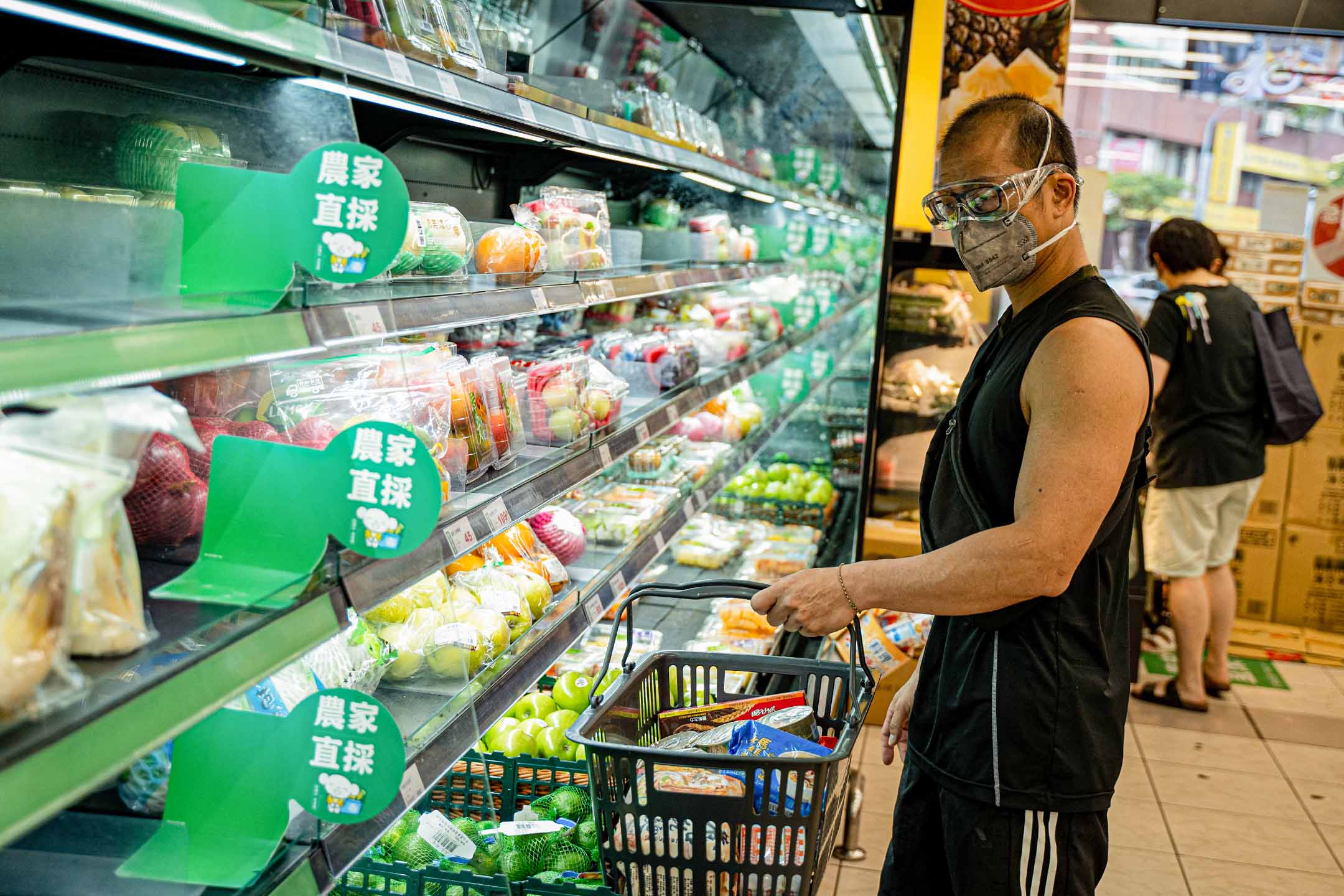 2021年5月15日台北,疫情期間市民在超市搶購食物。