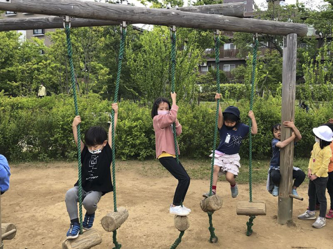 和光小学小学生在附近的一个大公园游玩。