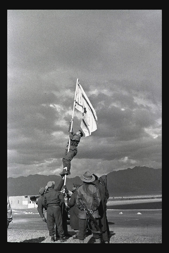 1949年3月10日,以色列軍隊舉起國旗。