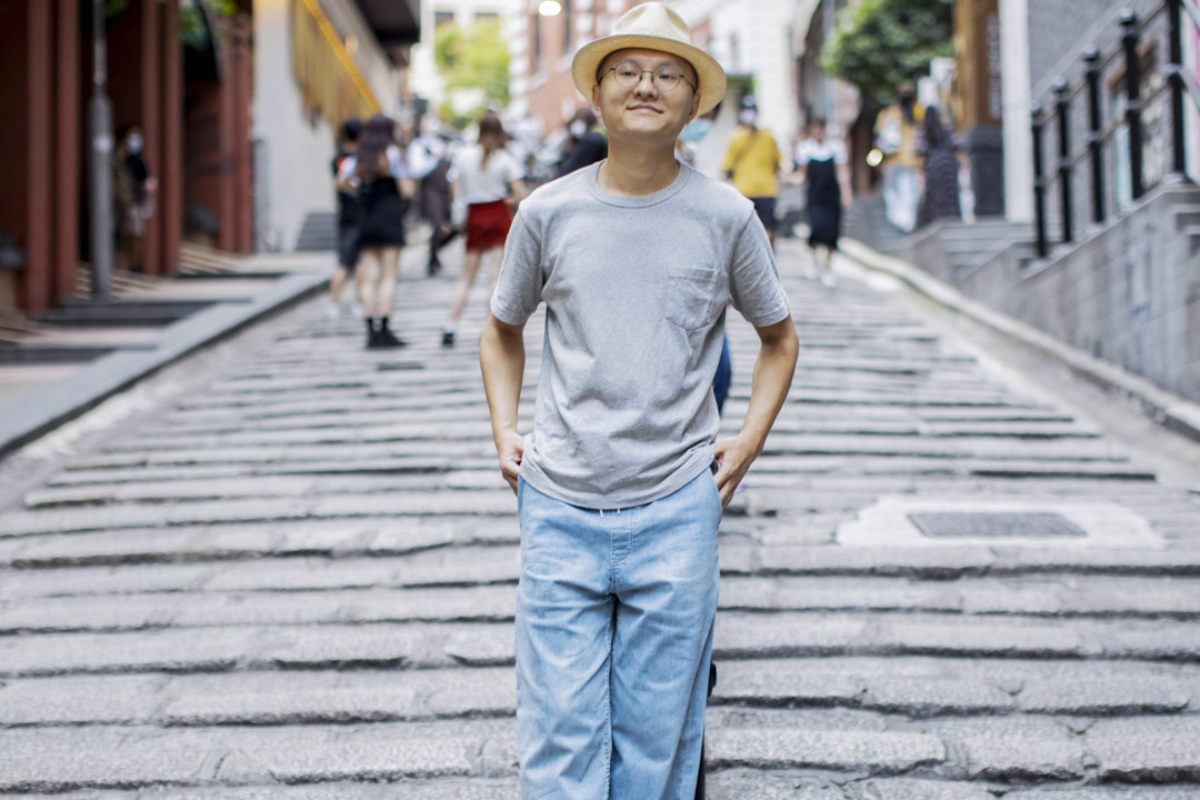 策展人、艺评人万丰。