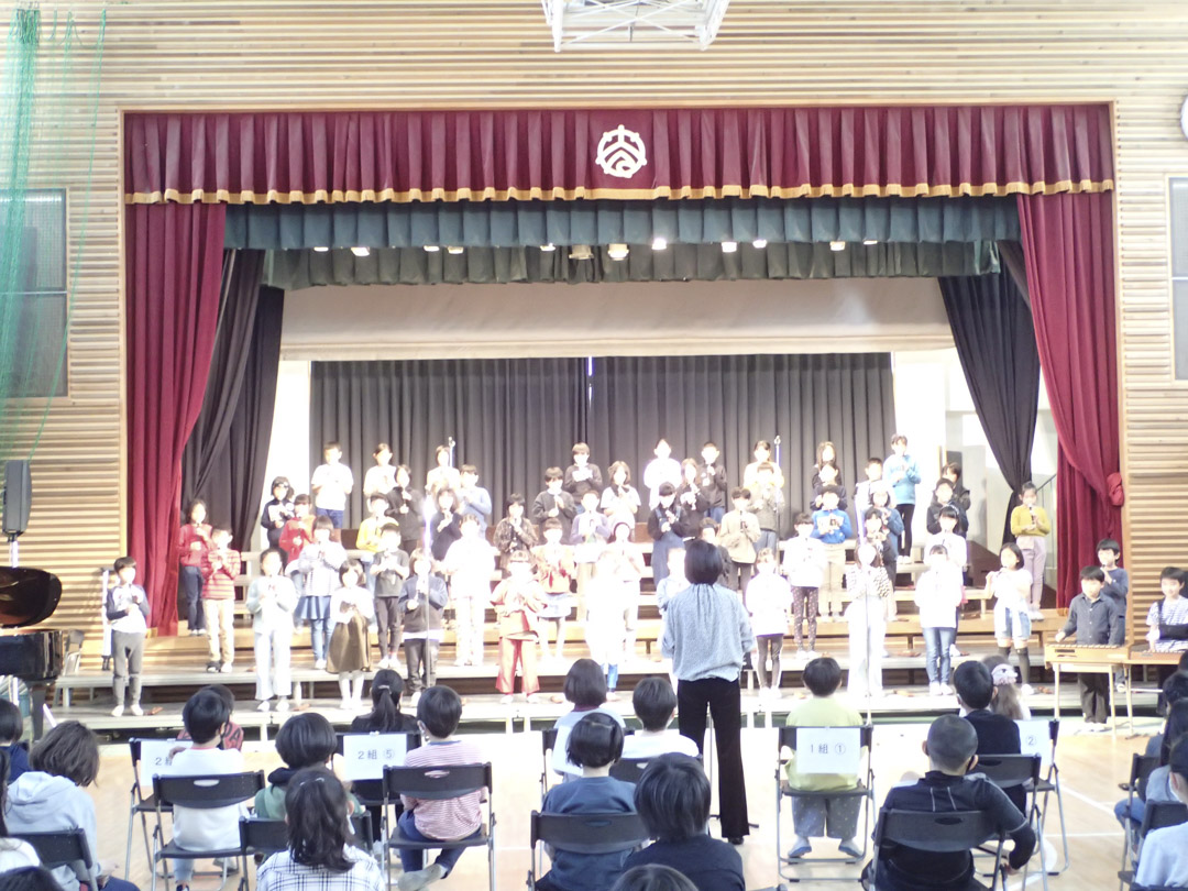 和光小学三年级生举办第一次歌舞晚会,是一种庄重而轻松的演出。