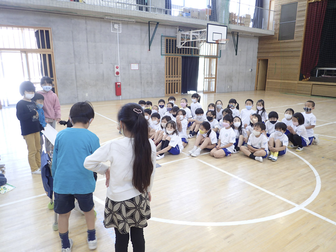 和光小学二年级学生为一年级学生制作了芝麻芝麻糊,并将其作为礼物送给了学生。