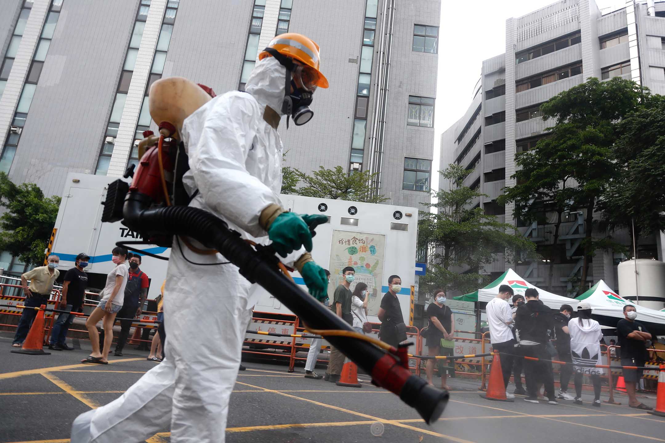 2021年5月15日台北,市民在一家醫院排隊接受2019冠狀病毒測試。